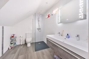 Ensuite Bedroom 2- click for photo gallery